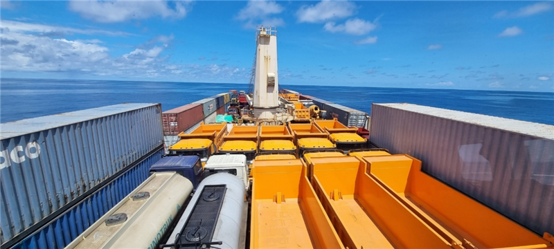 中蘇海運直航貨輪在海上行駛。中國駐蘇里南大使館供圖