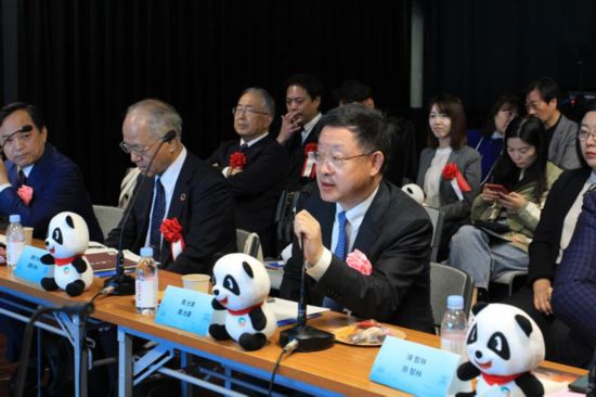 圖為四川省文化和旅游廳廳長戴允康向日本友人介紹四川旅游資源。（中國駐東京旅游辦事處供圖）