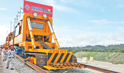 中企承建的馬東鐵項目創(chuàng)造就業(yè)機會超過1.8萬個，合作的當?shù)仄髽I(yè)超過1900家——為促進馬來西亞東西海岸互聯(lián)互通貢獻力量（共建“一帶一路”第一現(xiàn)場）