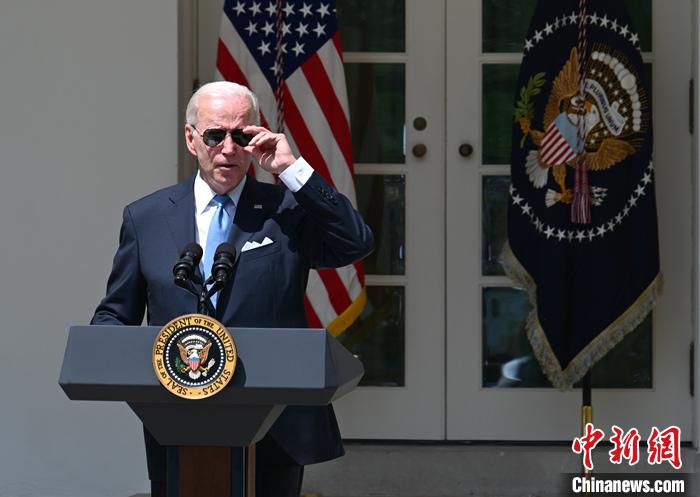 當(dāng)?shù)貢r(shí)間7月30日上午，美國總統(tǒng)拜登新冠檢測再次呈陽性。他此次沒有癥狀，但將采取隔離措施。資料圖為拜登7月27日解除隔離后在白宮發(fā)表講話。 <a target='_blank' href='/'><p  align=