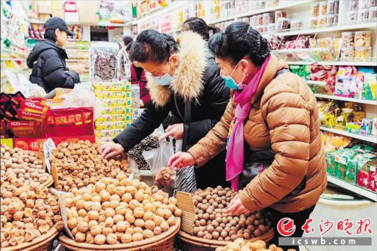 　　在長沙南門口菜市場附近的一家炒貨店內(nèi)，市民正在選購年貨?！　￠L沙晚報全媒體記者 范宏歡 攝