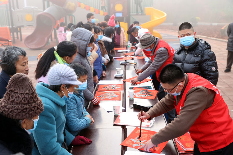 書法愛好者現(xiàn)場(chǎng)寫春聯(lián)。翠屏區(qū)融媒體中心供圖