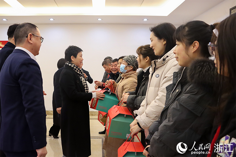 杭州市上城區(qū)“我為年夜飯?zhí)淼啦恕睈坌亩Y盒正式啟送。人民網 秦文攝