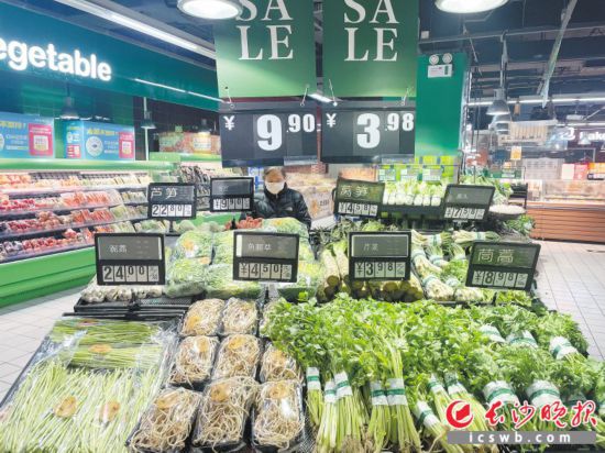 　　家樂福芙蓉廣場店，市民在選購春菜。