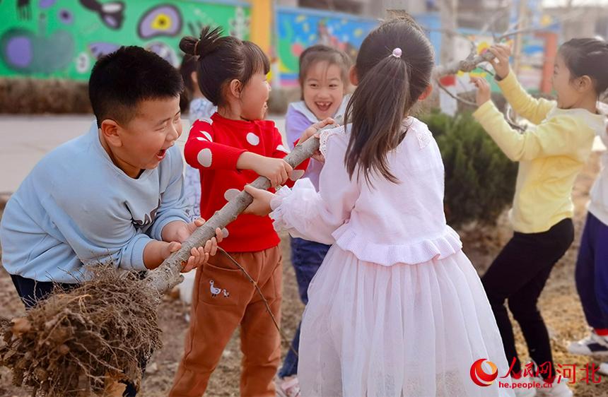 河北省東光縣小朋友們開心的種下小樹苗。 陳英華攝