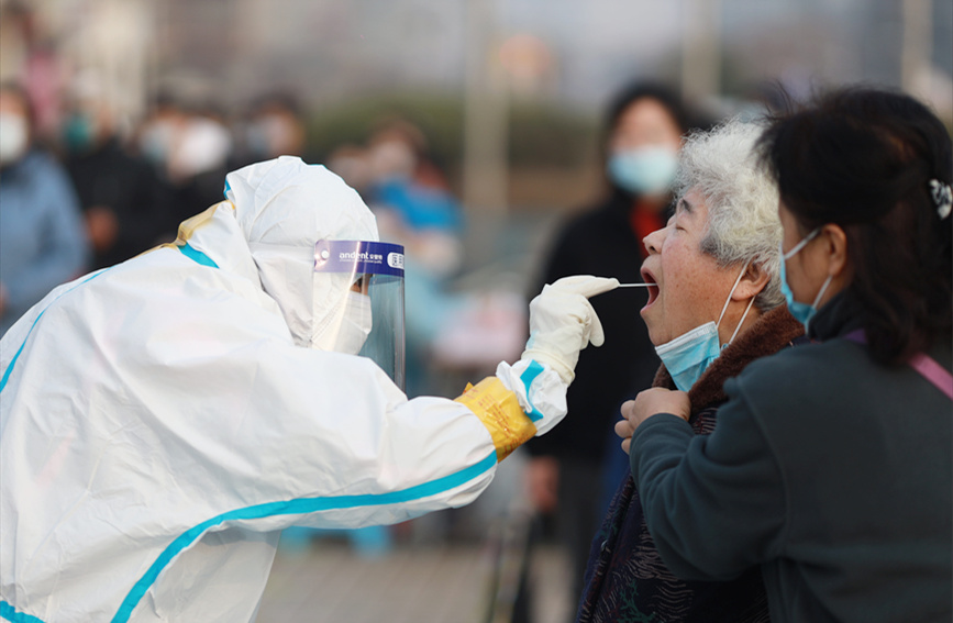 居民在南開區(qū)社區(qū)核酸檢測(cè)點(diǎn)進(jìn)行核酸檢測(cè)。王英浩攝