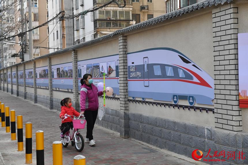 石家莊市談南路上的石家莊工業(yè)印記文化長廊吸引了過往市民駐足觀看。 張震攝