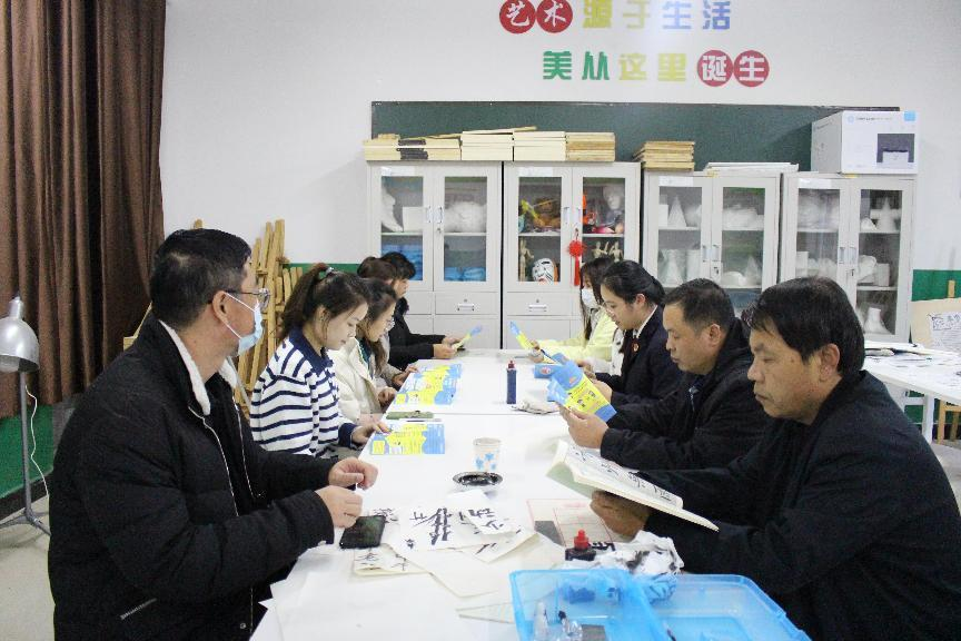 河北省臨西縣人民檢察院未檢檢察官在臨西縣第二小學(xué)為家長(zhǎng)講解家庭教育促進(jìn)法。 孫國(guó)月攝