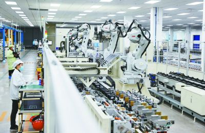 全球鋰離子電池領(lǐng)軍企業(yè)欣旺達(dá)動(dòng)力電池生產(chǎn)車間。 南京日?qǐng)?bào)/紫金山新聞?dòng)浾?崔曉 攝