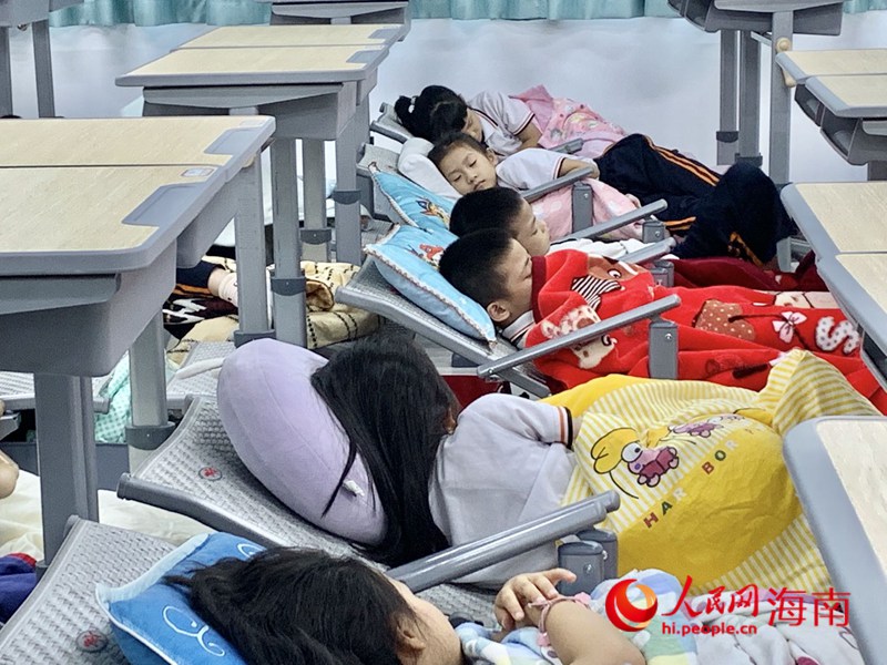 ?？诘诙W(xué)學(xué)生在新式課桌椅上午休。人民網(wǎng) 李浩蓉?cái)z