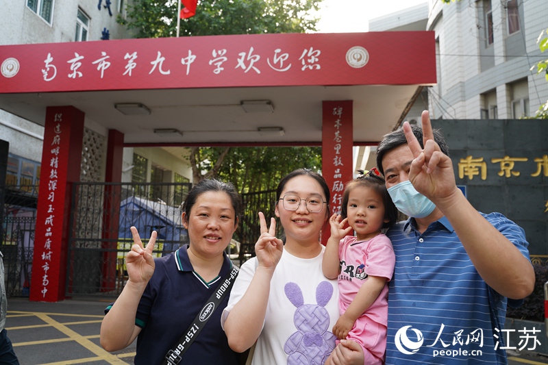 一家人在考點(diǎn)前合影留念。周夢(mèng)嬌攝