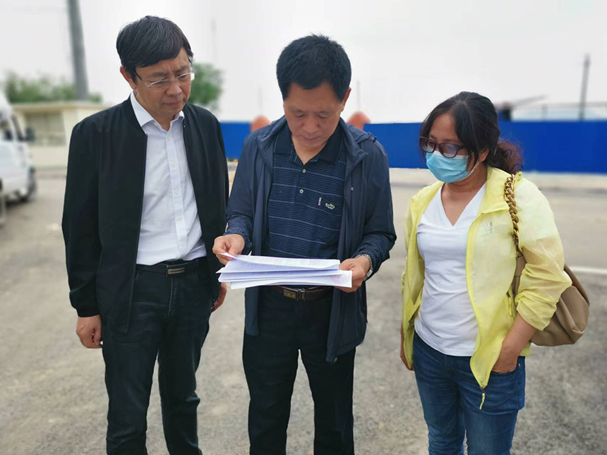 國情調(diào)查核查組專家對司家營鐵礦生產(chǎn)臺賬等進(jìn)行檢查。袁海波攝