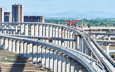 6月7日，工人在唐山市高新技術(shù)開發(fā)區(qū)境內(nèi)的京唐城際鐵路建設(shè)工地施工（無(wú)人機(jī)照片）。 新華社記者 楊世堯攝