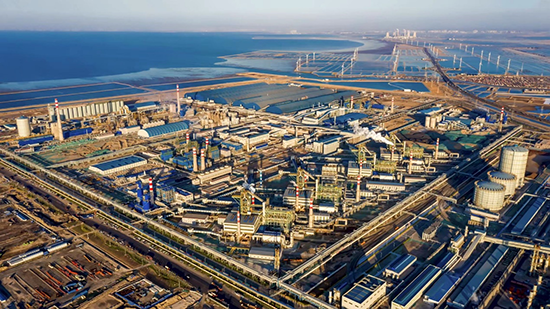 俯瞰豐南區(qū)臨港經(jīng)濟(jì)開發(fā)區(qū)的河北縱橫集團(tuán)豐南鋼鐵有限公司。 李秀清攝
