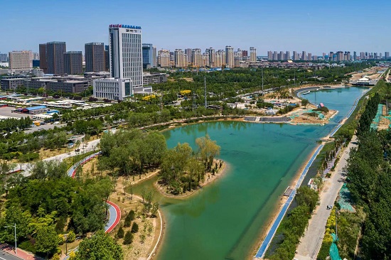 環(huán)城水系中的北湖公園越來越美。羅大慶攝