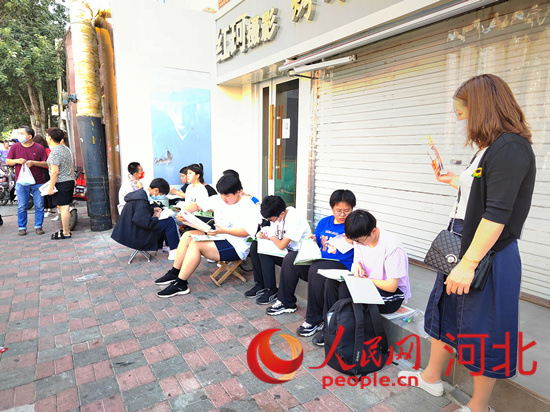 臨進考場，考生抓緊時間再復習一下。人民網(wǎng) 祝龍超攝