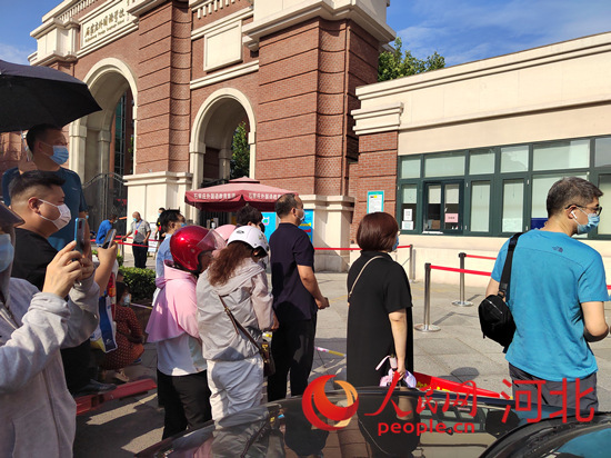 石家莊外國語學?？键c外送考的家長。人民網(wǎng) 祝龍超攝