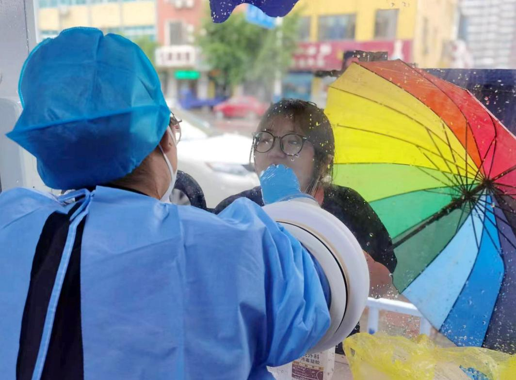 核酸采樣志愿者們上崗。孫金梅攝