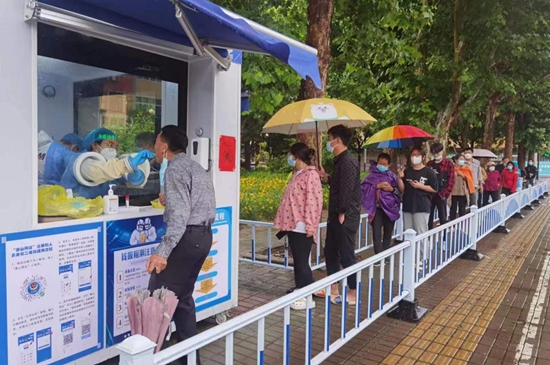 核酸采樣志愿者們上崗。孫金梅攝