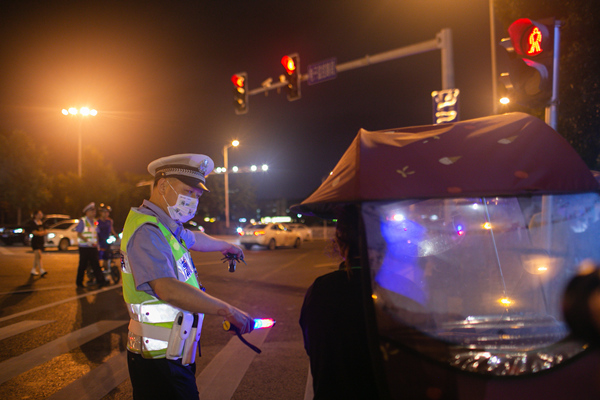 違法加裝電動車遮陽傘也將受到處罰。柯鳴 攝