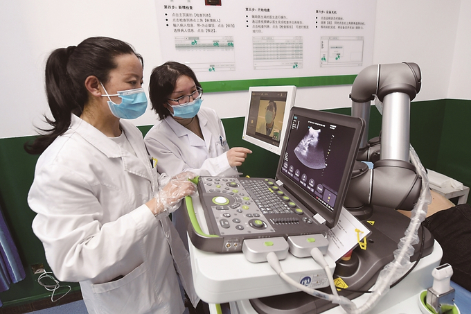 江蘇援藏投資三百萬(wàn)元在林周縣人民醫(yī)院建設(shè)了拉薩市首臺(tái)套遠(yuǎn)程超聲診斷系統(tǒng)。 本報(bào)記者 萬(wàn)程鵬 攝