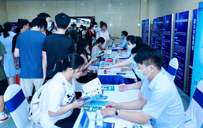 大學生現(xiàn)場咨詢創(chuàng)業(yè)政策。長沙市人社局供圖