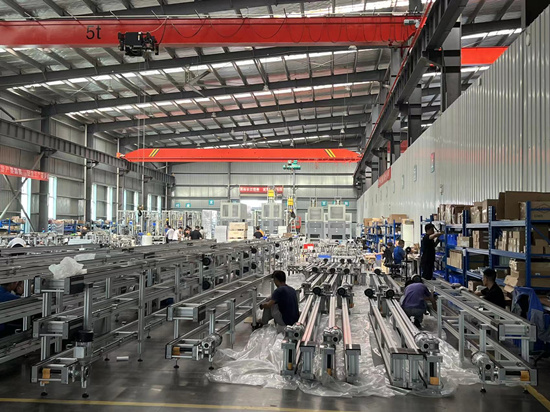 先惠智能裝備生產(chǎn)車間，工人們?cè)诿χM裝設(shè)備。受訪單位供圖