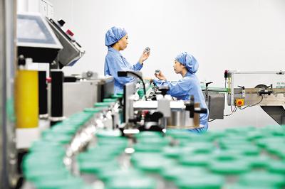 通過加大創(chuàng)新藥物研發(fā)力度，石藥集團實現(xiàn)了傳統(tǒng)工業(yè)企業(yè)向創(chuàng)新型企業(yè)轉(zhuǎn)型。（本報資料片）