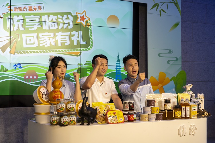 6月3日下午，在臨汾原產(chǎn)地商品體驗(yàn)店，曲沃縣副縣長(zhǎng)樊奇選對(duì)當(dāng)?shù)氐霓r(nóng)特產(chǎn)品、旅游景點(diǎn)進(jìn)行了推介代言。鄭遠(yuǎn)飛攝