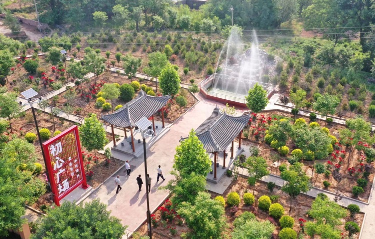 初夏時(shí)節(jié)，襄汾縣鄧莊鎮(zhèn)澗溝村初心廣場(chǎng)內(nèi)一派迷人的鄉(xiāng)村振興新圖景。李現(xiàn)俊攝