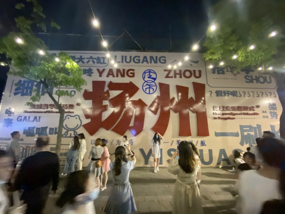 古運(yùn)河畔的皮市街充滿市井氣息。 人民網(wǎng) 張玉峰攝