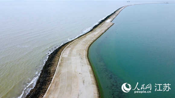 迷人的雙色海。人民網(wǎng)記者 王繼亮攝