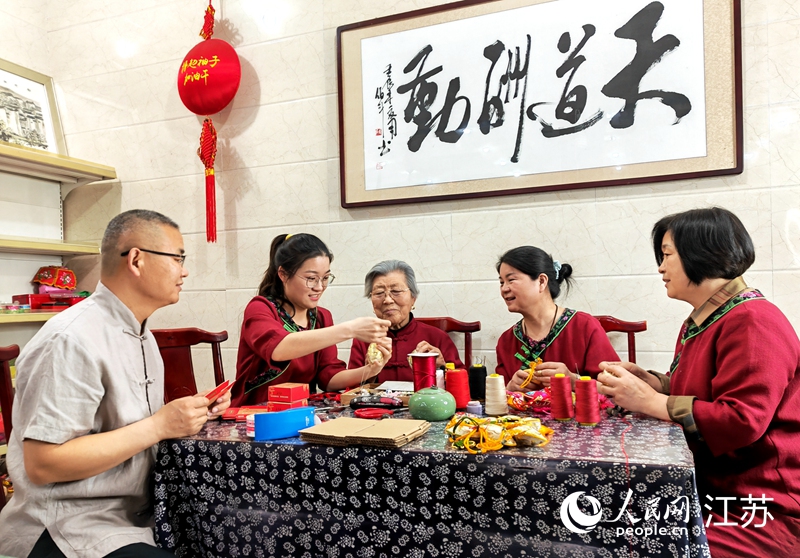 王秀英老人指導(dǎo)孫女制作香包。人民網(wǎng) 閆峰攝