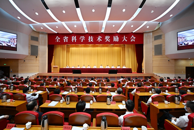 圖為江蘇省科學技術獎勵大會現(xiàn)場。吳勝攝