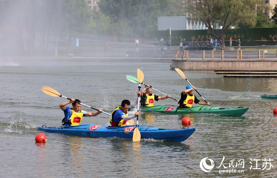 夏日清晨，一艘艘色彩鮮艷的賽艇和槳板在伯瀆河畔穿梭。朱剛?cè)簲z