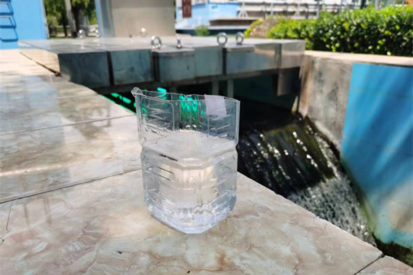 在邯鄲市雞澤縣藍天污水處理廠，污水經過處理后清澈透明。鄭佳欣攝