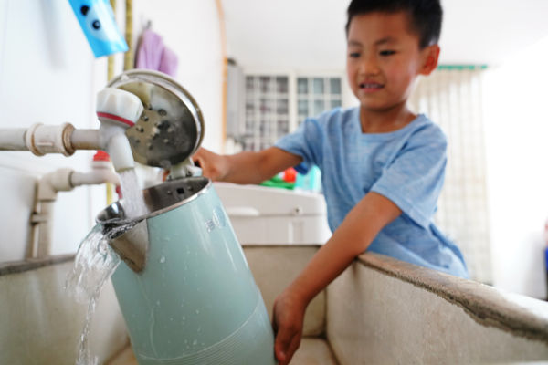 在峰峰礦區(qū)彭城鎮(zhèn)羊角鋪村村民家中，清澈甘甜的飲用水從水管中流出。峰峰礦區(qū)區(qū)委宣傳部供圖