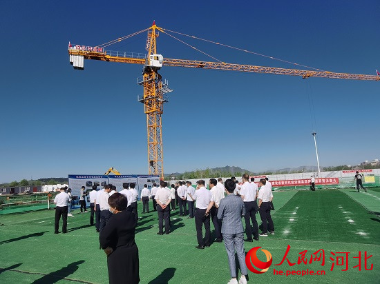 觀摩團(tuán)走進(jìn)塔吊林立的項(xiàng)目現(xiàn)場(chǎng)。人民網(wǎng)張繼航攝
