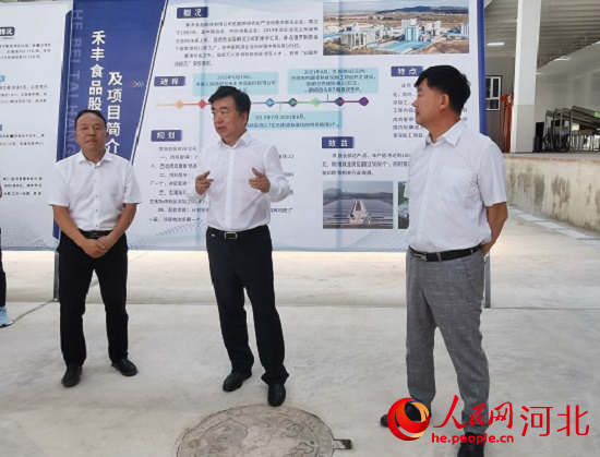 黨曉龍?jiān)诤特S項(xiàng)目現(xiàn)場(chǎng)鼓勵(lì)大家以商招商。 人民網(wǎng) 張繼航攝