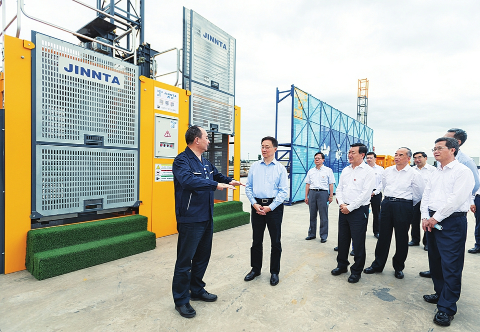 六月二十八日，中共中央政治局常委、國(guó)務(wù)院副總理韓正到山西太原調(diào)研，主持召開煤炭清潔高效利用專題座談會(huì)并講話。這是韓正走進(jìn)山西建筑產(chǎn)業(yè)現(xiàn)代化瀟河園區(qū)，察看綠色智能建筑裝備制造基地建設(shè)情況。新華社記者翟健嵐攝