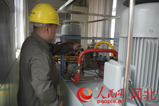 黃壁莊水庫事務中心工作人員在檢查溢洪道表口工作閘門啟臂機。人民網(wǎng)祝龍超攝