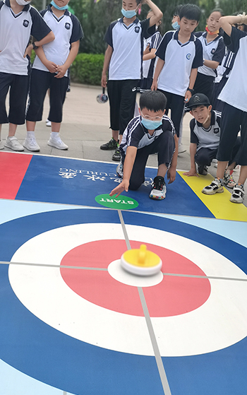 河北省威縣第四小學(xué)學(xué)生練習(xí)陸地冰壺動(dòng)作。 趙國(guó)華攝