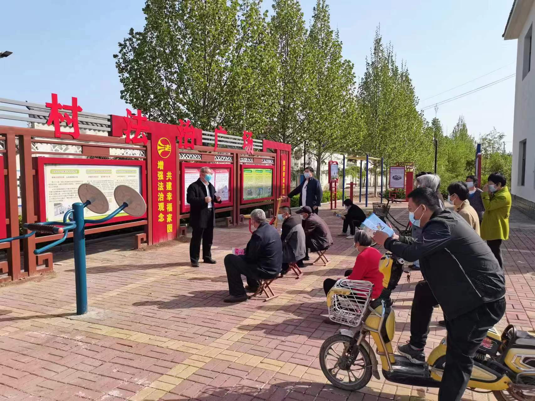 邢臺(tái)市臨西縣司法局工作人員走近群眾進(jìn)行普法宣傳。 孟凡儒攝