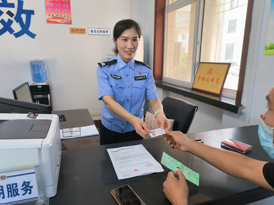 張靜正在為群眾辦理業(yè)務。 趙凱攝