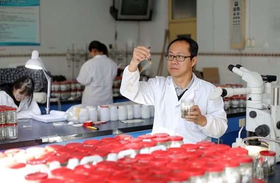 武大勇在實驗室開展檢驗工作。 受訪者供圖