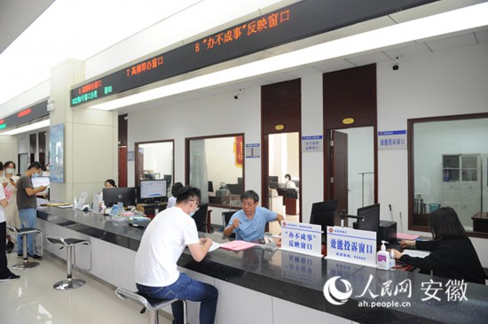 市民向“辦不成事”反映窗口工作人員咨詢。人民網(wǎng) 胡雨松攝