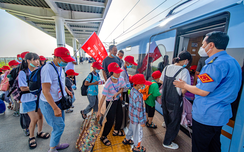 乘高鐵出發(fā)。