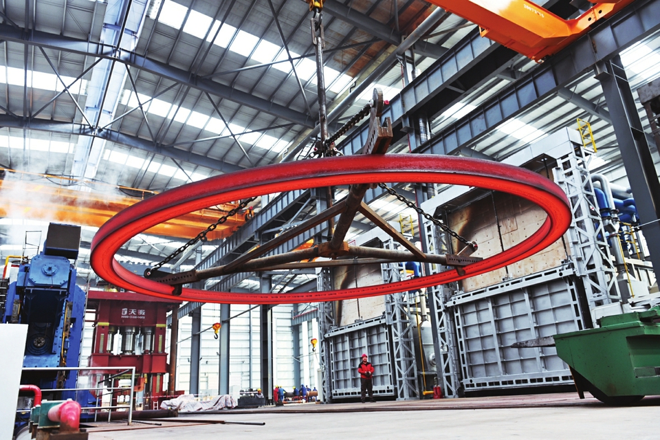 定襄縣作為太忻一體化經(jīng)濟(jì)區(qū)建設(shè)的12個(gè)先行啟動(dòng)區(qū)之一，借助發(fā)展機(jī)遇，全力延長(zhǎng)產(chǎn)業(yè)鏈條、補(bǔ)齊產(chǎn)業(yè)短板、培育優(yōu)質(zhì)市場(chǎng)主體、拓寬應(yīng)用領(lǐng)域，進(jìn)軍高精尖應(yīng)用行業(yè)。 記者孫榮祥攝