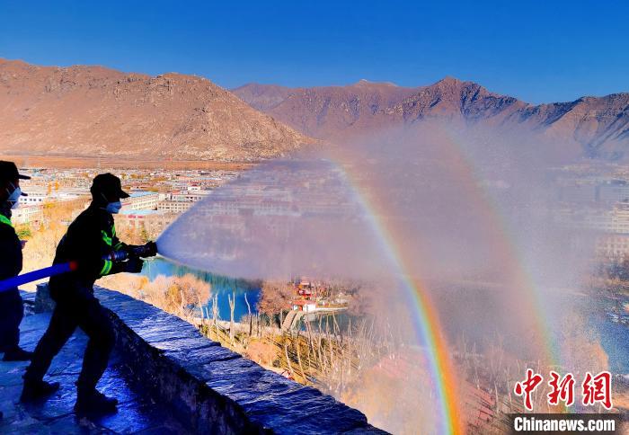 12月6日，布達(dá)拉宮消防救援大隊(duì)在布達(dá)拉宮山體林草區(qū)域開(kāi)展?jié)窕ぷ??！㈣?攝