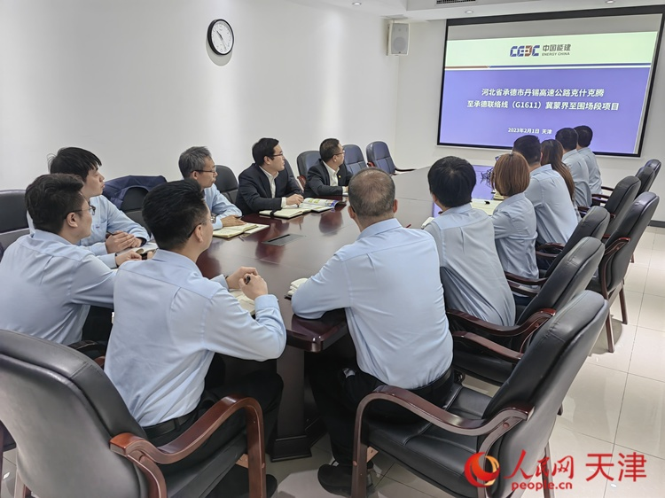 近日，中能建路橋工程有限公司領導班子成員與員工開會討論，如何根據今年的項目招聘合適的優(yōu)秀人才。  人民網 孫翼飛攝